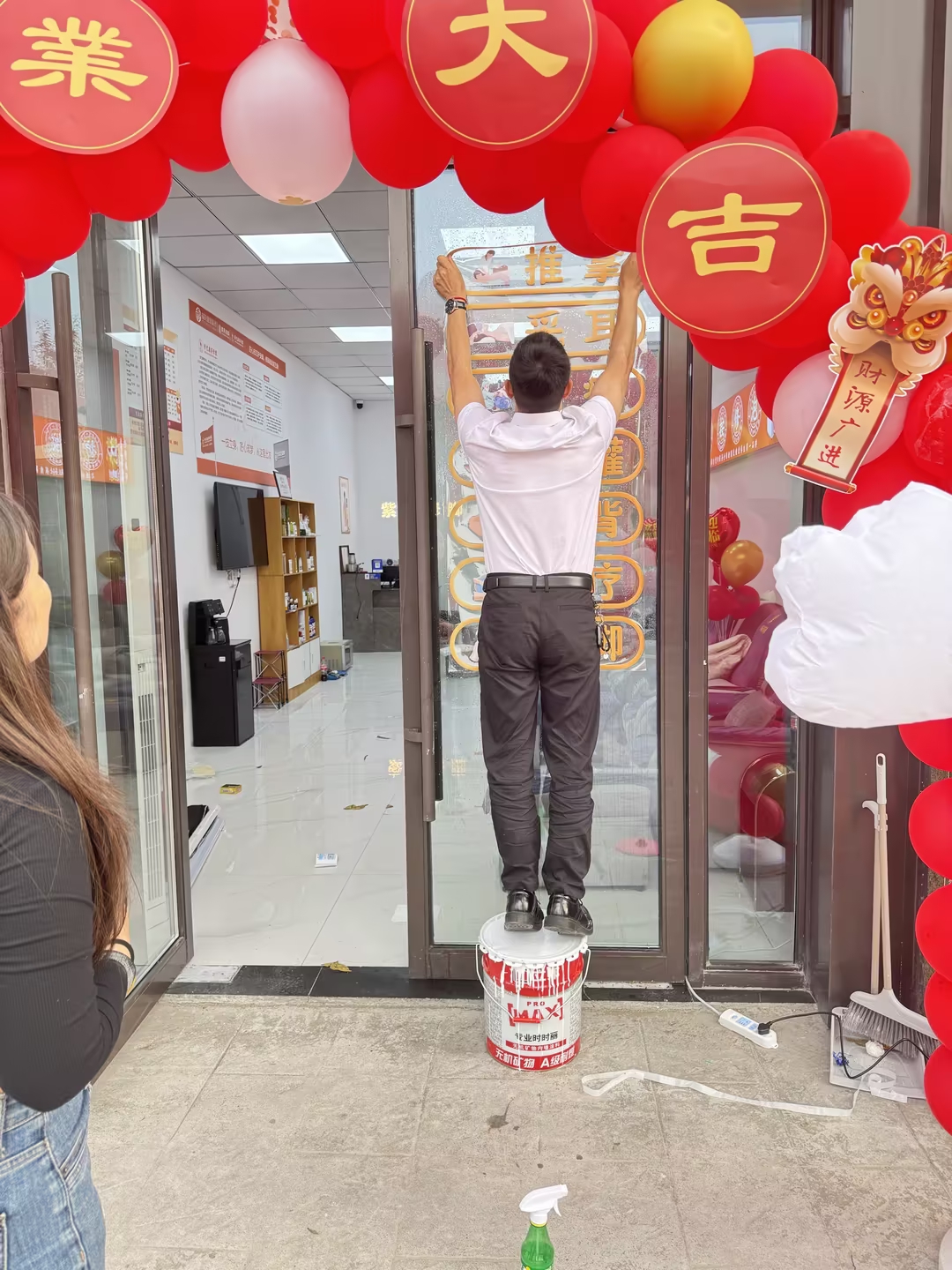 江苏盐城招聘男女技师各一名 照片 2